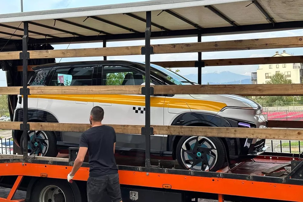 Российский электромобиль «Атом» примерил ливрею такси. Сборку машины ...